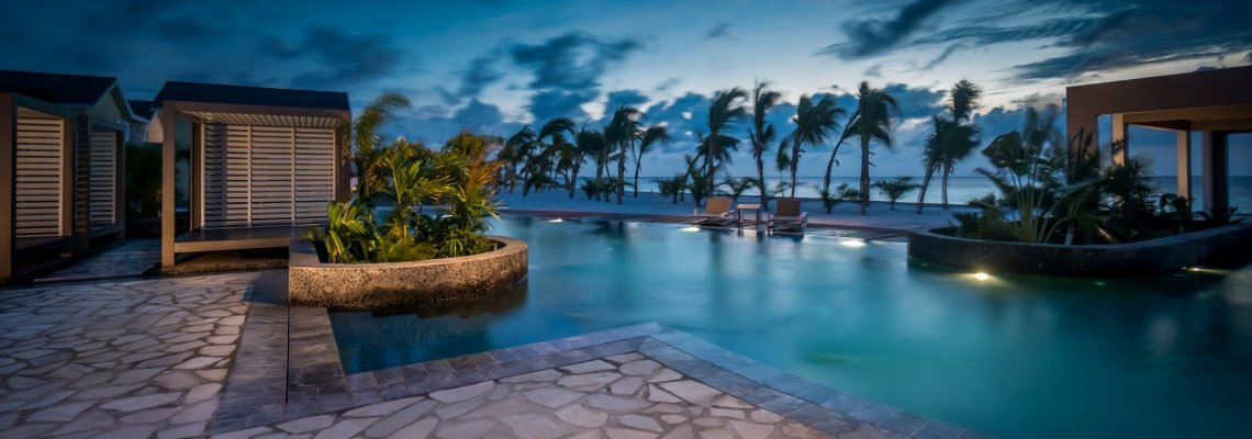 Zwembad bij Delfins Beach Resort