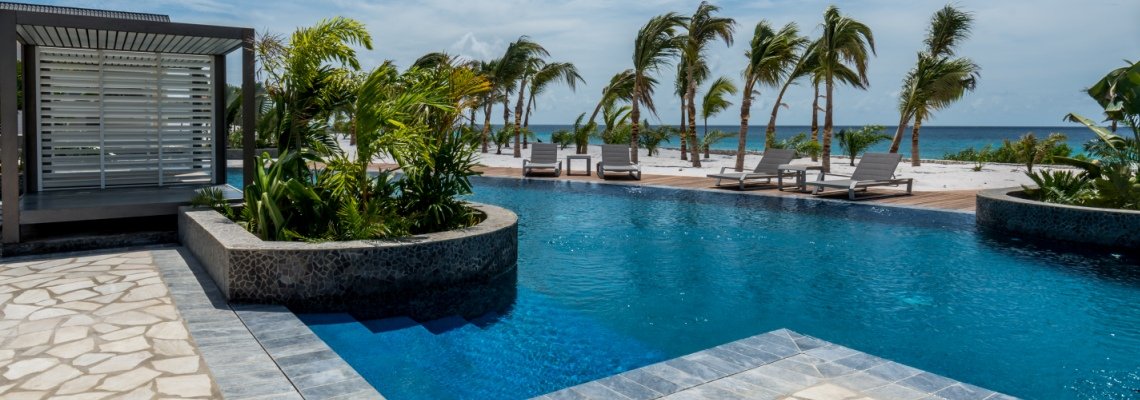 Zwembad bij Delfins Beach Resort